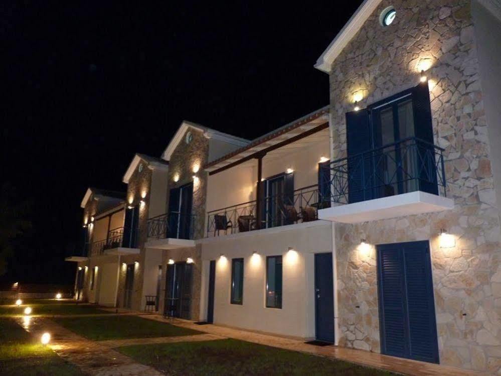 Ilianthos Apartments & Studios Mikros Gialos Esterno foto